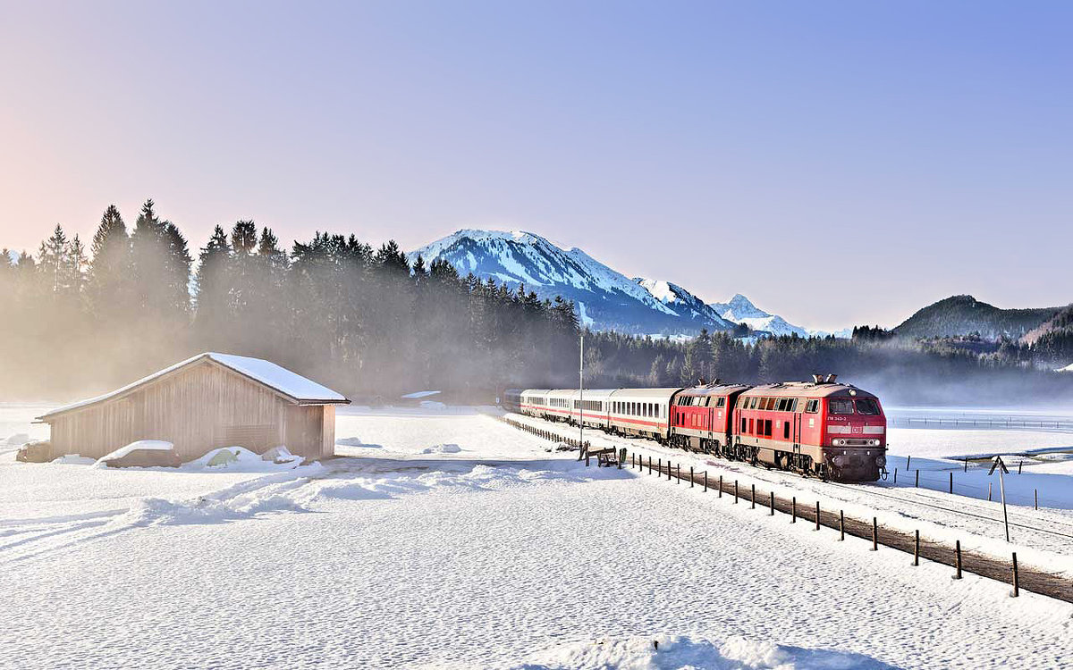 In Front einer Doppeltraktion ist 218 343-2 und verlässt am Morgen mit dem Intercity 2012  Allgäu  nach Bielefeld die Wintersportregion Oberstdorf.Bild 31.12.2017