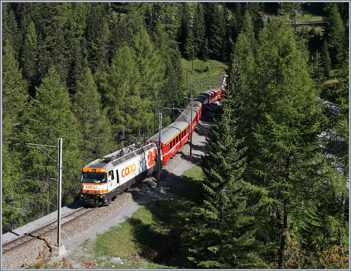 In der Gegenrichtung ist die Ge 4/4 III 641 mit ihrem RE nach Chur unterwegs und konnte zwischen dem Zuondra Tunnel und dem Albula Viadukt fotogarfiert werden.
14. Sept. 2016