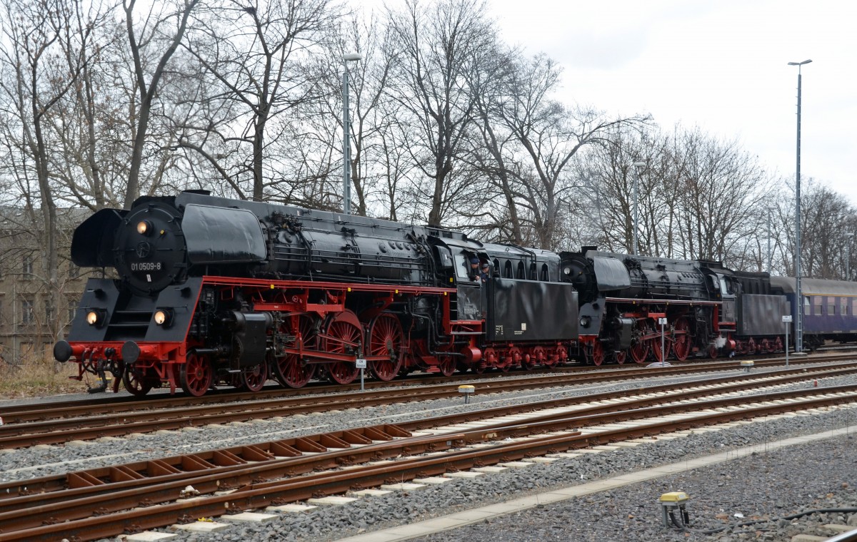 In Gera wurde der Sonderzug anschließend in die Abstellanlage geschoben. Am 15.03.14 schieben beide 01er ihren Zug auf´s Abstellgleis.
