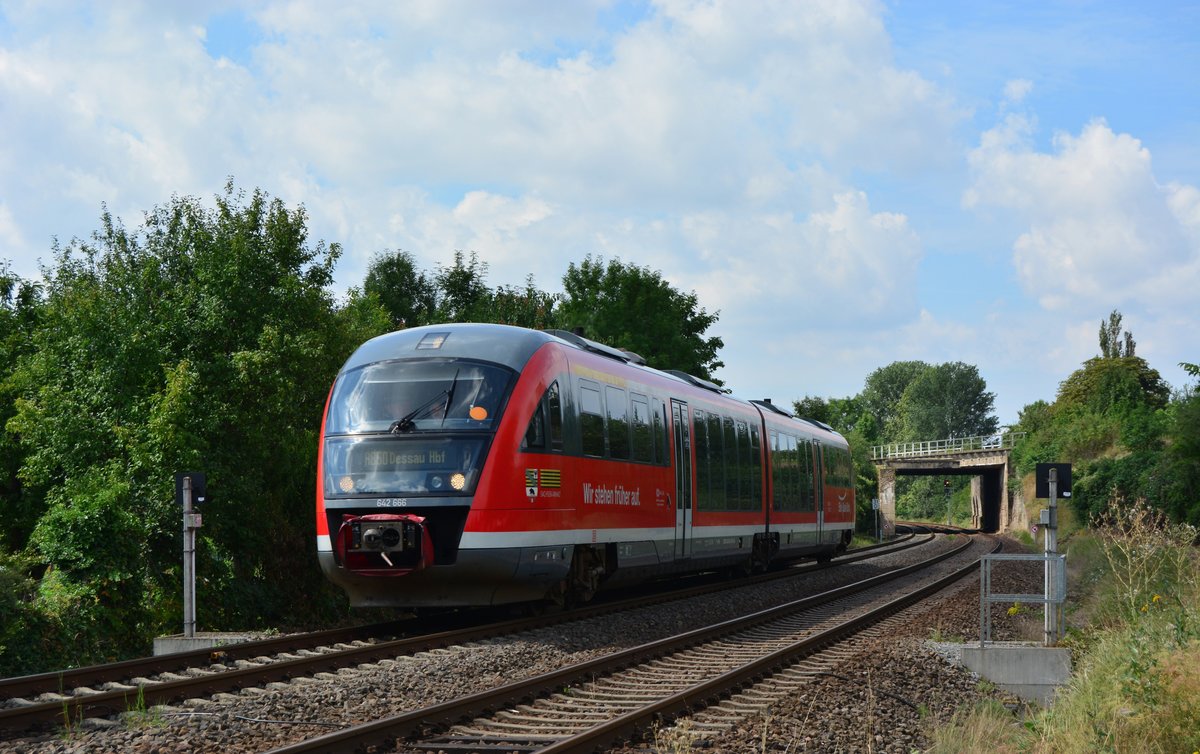 In Güsen kreuzte die Kanonenbahn die Bahnstrecke nach Bernburg. Hier dieselt der 642 666 als RB50 nach Dessau gen Bernburg.

Güsten 02.08.2017
