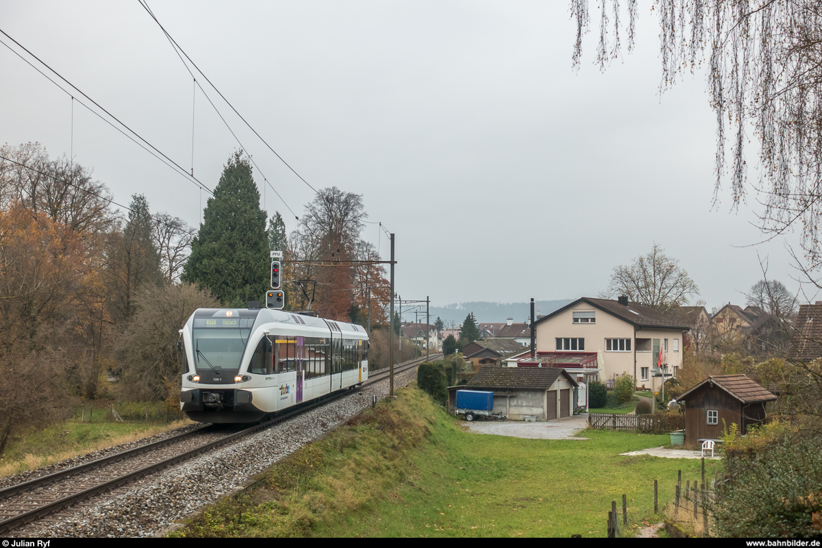 In einer guten Woche findet im Kanton Baselland die Abstimmung statt, welche über den Weiterbetrieb der S9 Sissach - Läufelfingen - Olten im Jahr 2020 entscheiden wird. 
Doch bereits heute sucht sich der Thurbo GTW 2/6 RABe 526 728  Läufelfingerli  ein neues Einsatzgebiet - am 17. November 2017 ist er bei Pfungen als S41 Winterthur - Bülach unterwegs.