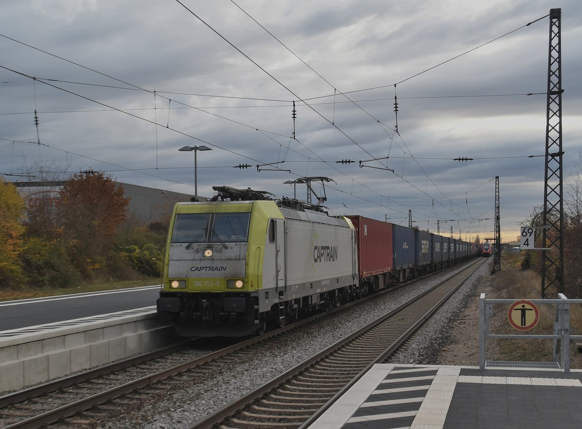 In Heddesheim/Hirschberg ist die Captrain 186 152-3 mit einem Containerzug gen Weinheim fahrend zu sehen am Nachmittag des 12.11.2018