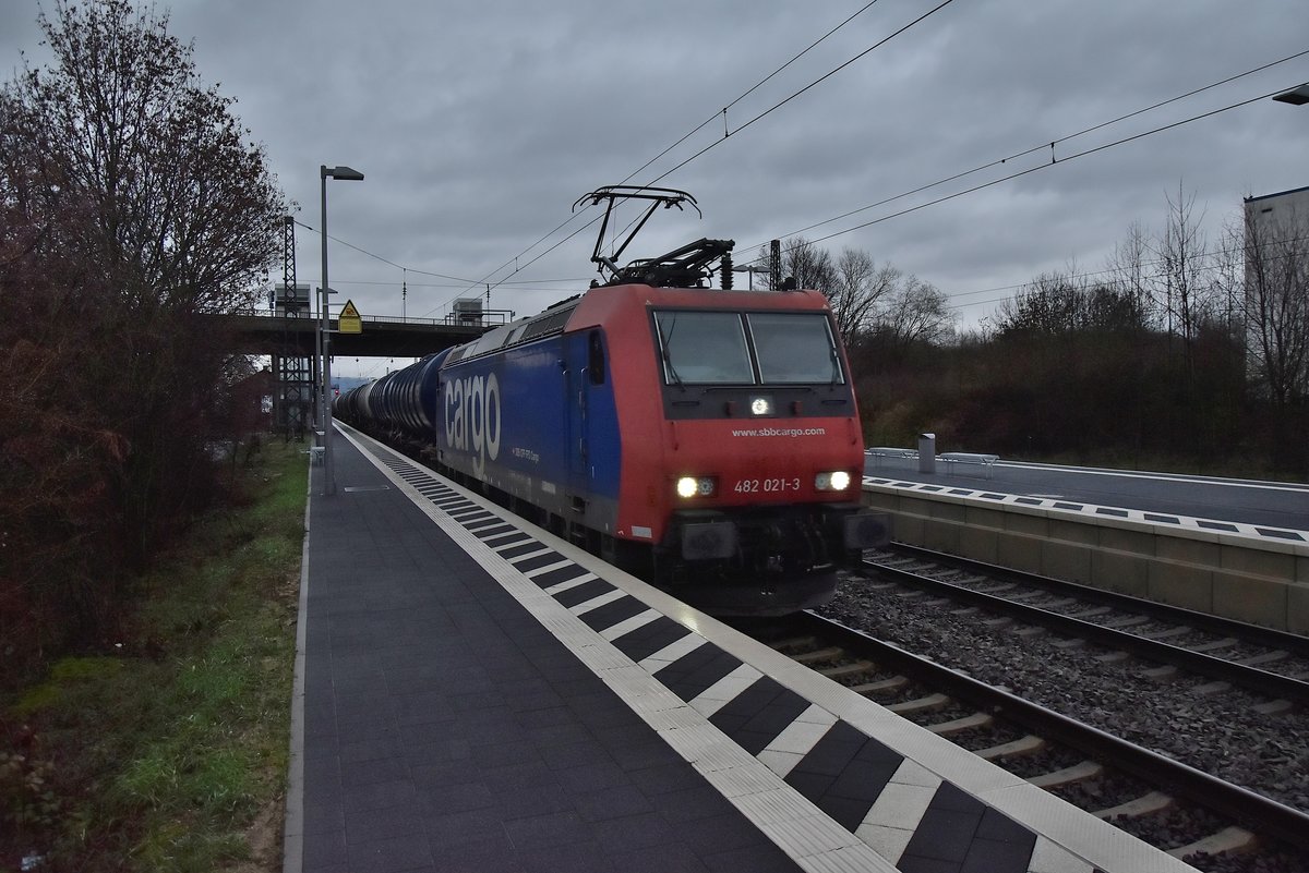 In Heddesheim/Hirschberg kommt die SBB Cargo 482 021-3 samt einem Tankwagenzug gen Süden durchgefahren. 13.1.2019