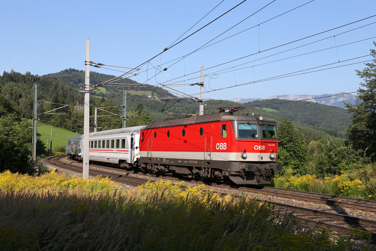 In herrlichster Spätsommerstimmung bringt 1144.086 ihren EC-151 vor der Rax am Eichberg richtung Semmering. 18.8.18