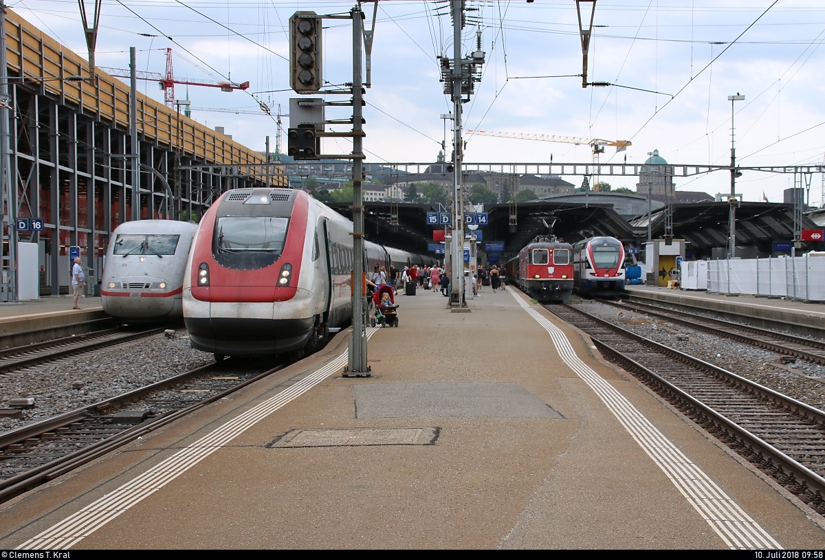 In ihrem Startbahnhof Zürich HB (CH) geben sich hier folgende Züge ein Stelldichein:
401 077-3 (Tz 177  Rendsburg )  25 Jahre ICE, in Kooperation mit SBB CFF FFS  als ICE 74 (Linie 20) nach Kiel Hbf (D) auf Gleis 16.
RABDe 500 027  Henry Dunant  und RABDe 500 021  Jeremias Gotthelf  als IC 516 (IC 5) nach Genève-Aéroport (CH) auf Gleis 15.
Re 4/4 II 11300 (420 300-6) und Re 4/4 II 11299 (420 299-0) SBB als IR 2262 (IR 37) nach Basel SBB (CH) auf Gleis 14.
RABe 511 055 (Stadler DOSTO) SBB-ZVV als RE 4916 nach Schaffhausen (CH) auf Gleis 13.
[10.7.2018 | 9:58 Uhr]