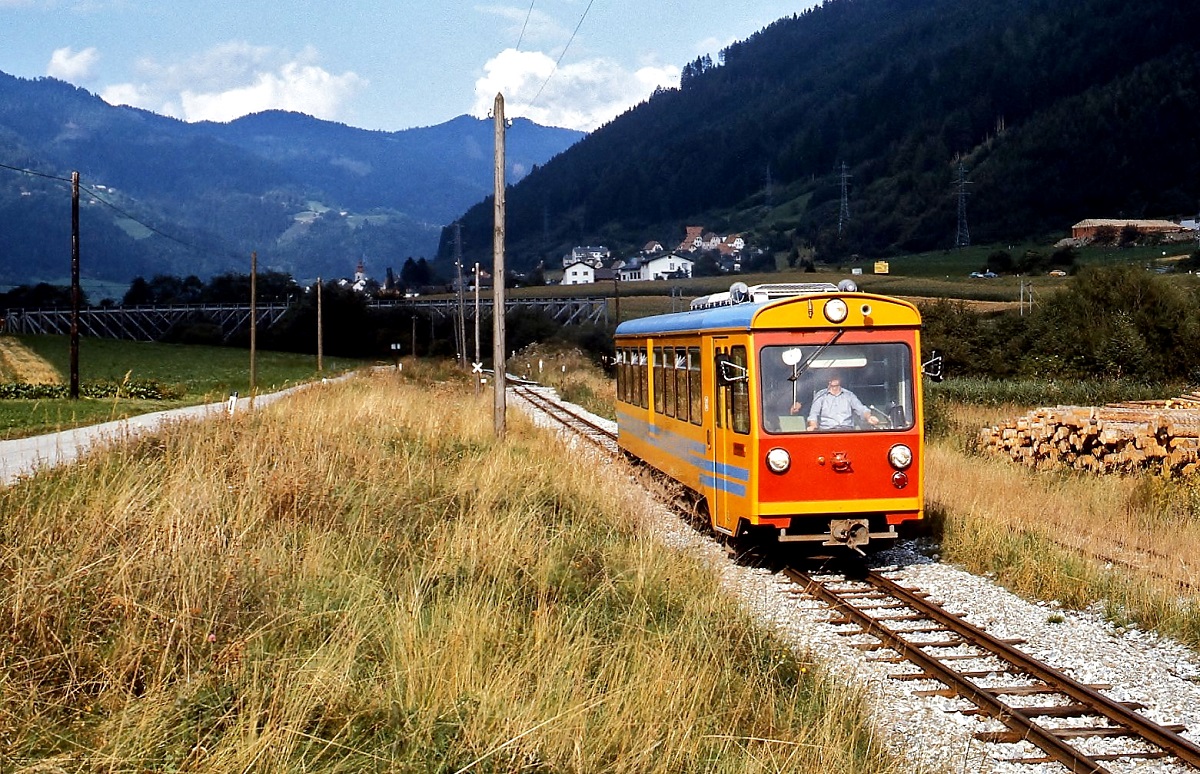 In den Jahren 1980 und 1981 erhielt die StmLB neue Triebwagen für den Personenverkehr auf der Murtalbahn. Am 11.09.1981 ist einer der nagelneuen VT 31-34 bei Unzmarkt in Richtung Murau unterwegs. Damals hatten die Fahrzeuge eine ziemlich farbenfrohe Lackierung.