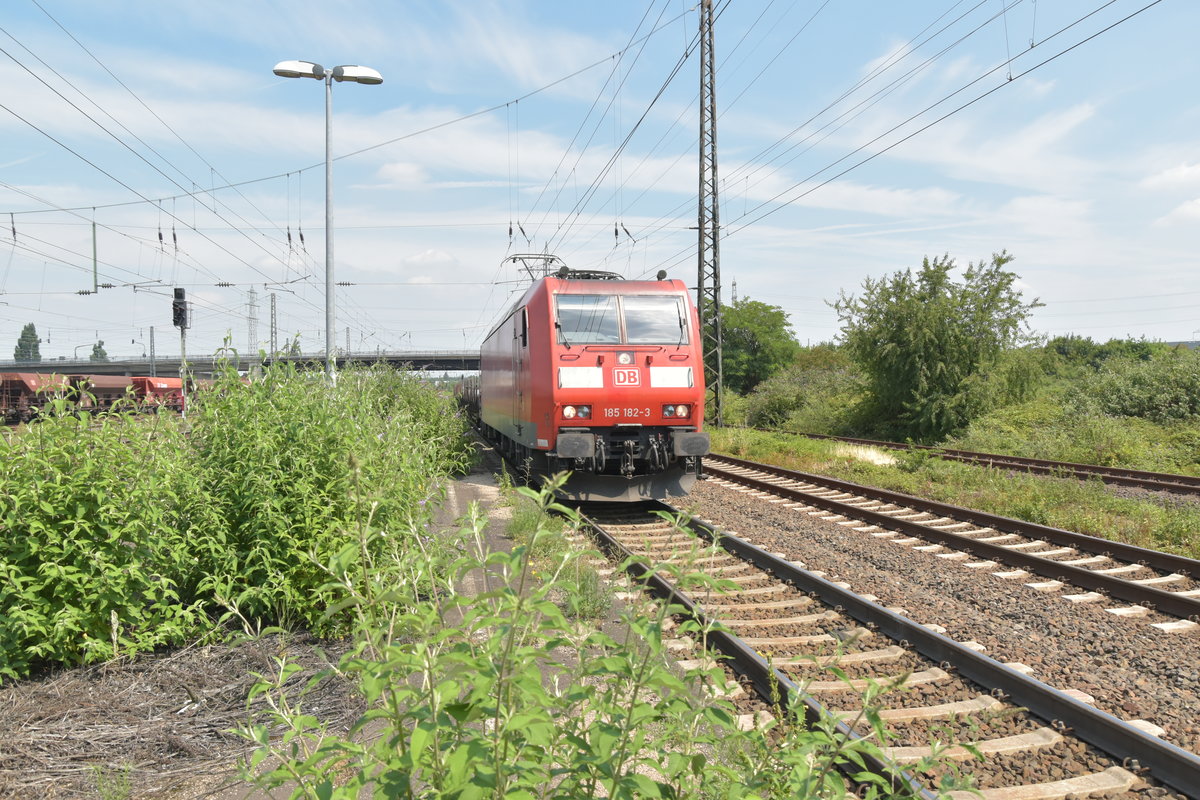 In Kalscheuren kommt 185 182-3 an den Bahnsteig gefahren aus Richtung Eifeltor.8.7.5017