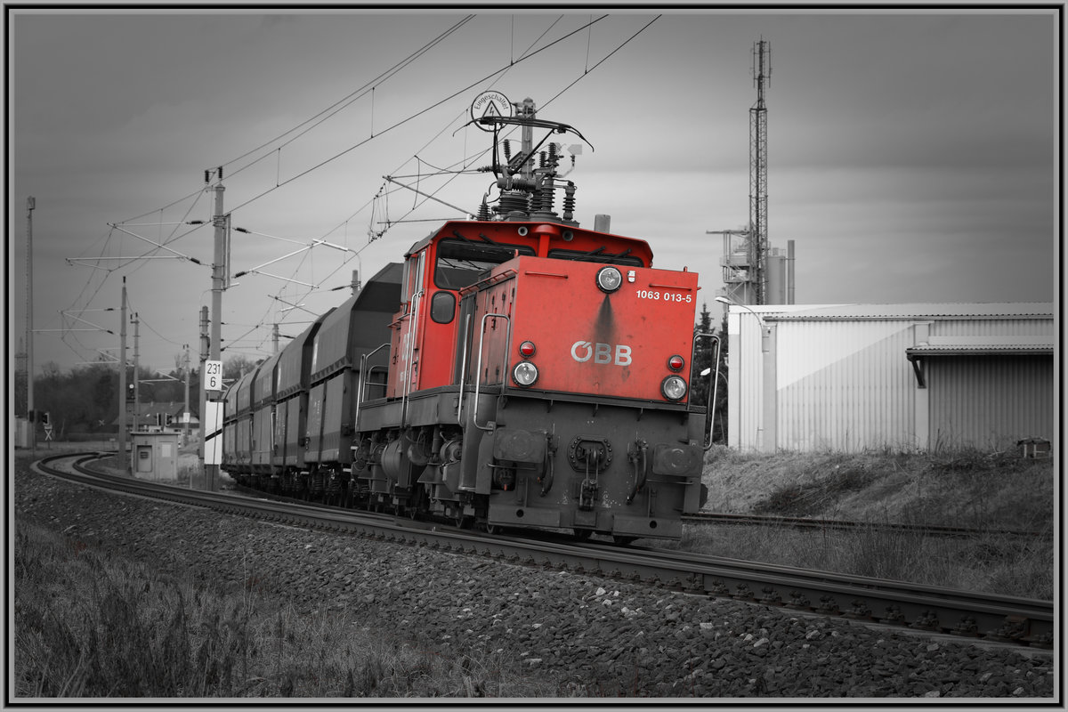 in Kilometer 231 liegt die Anschlussweiche der Werksbahn ins nahegelegene Kraftwerksgelände Mellach. 
1063.013 legt sich hier in den überhöhten Bogen der Anschlussweiche. 
8.03.2019