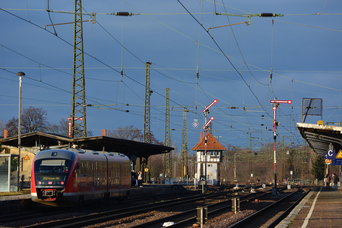 In Köthen ist am Bahnhof die Zeit fast stehen geblieben. Neben mechanischen Formsignalen sind die Bahnsteige komplett erhalten und strahlen noch heute den alten Charme aus. 642 166 steht als RB50 nach Dessau in Köthen bereit.

Köthen 02.01.2018