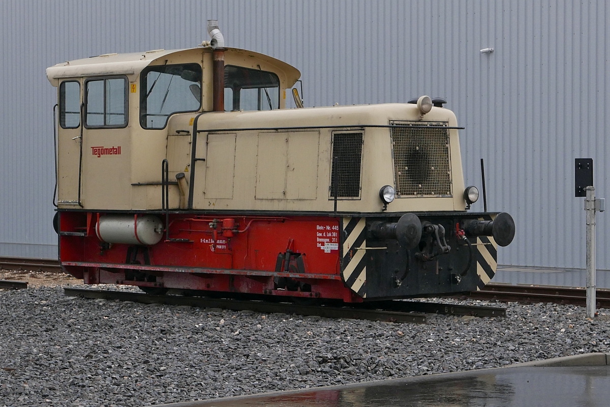 In Krauchenwies steht auf einem vom Werksgleis abgetrennten Stück am 04.02.2017 die Tegometall-Lok Nr. 445, die 1960 von der Maschinenfabrik Esslingen unter der Nummer 5257 gebaut wurde.