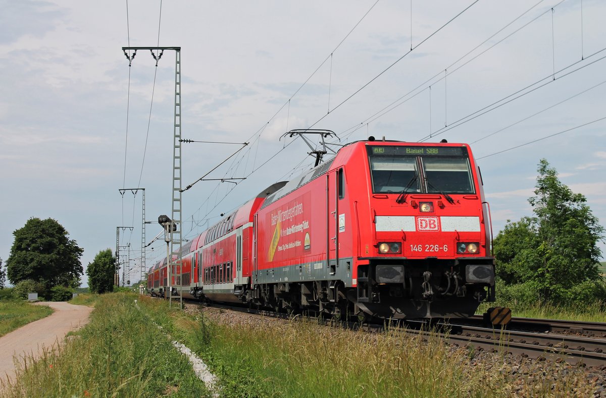 In Kürze erreicht die 146 226-6  Baden Württemberg erfahren  am 02.06.2017 mit ihrem RE (Offenburg - Basel SBB) den Bahnhof von Müllheim (Baden), als sie am nördlichen Einfahrtsignal vorbei fuhr.