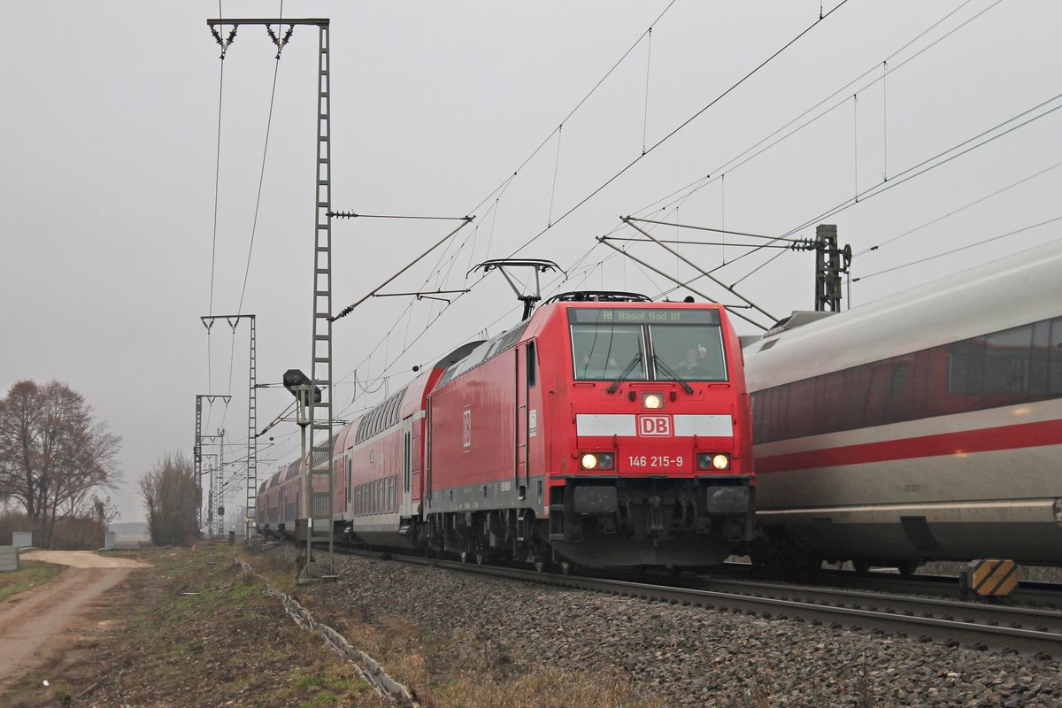 In Kürze erreicht die neue Freiburger 146 215-9 mit ihrem RE (Offenburg - Basel Bad Bf) ihren nächsten Zwischenhalt in Müllheim (Baden), als sie am 20.12.2016 auf dem Weg in die Schweiz war.