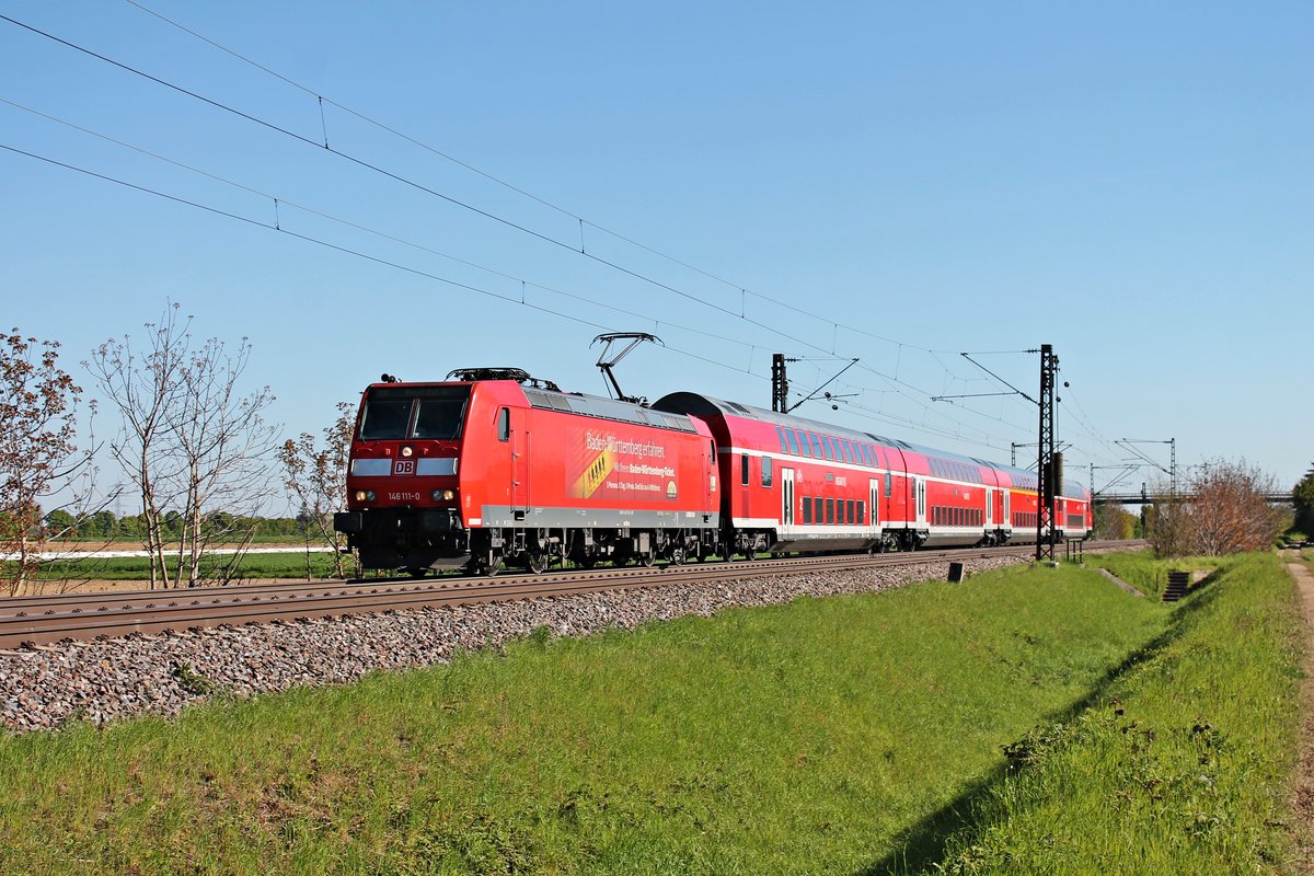 In kürze fährt die Freiburger 146 111-0  Baden Württemberg erfahren  mit ihrem RE (Offenburg - Basel Bad Bf) an den Bahnsteig von Müllheim (Baden), als sie am 05.05.2016 bei Hügelheim vorbei kam.