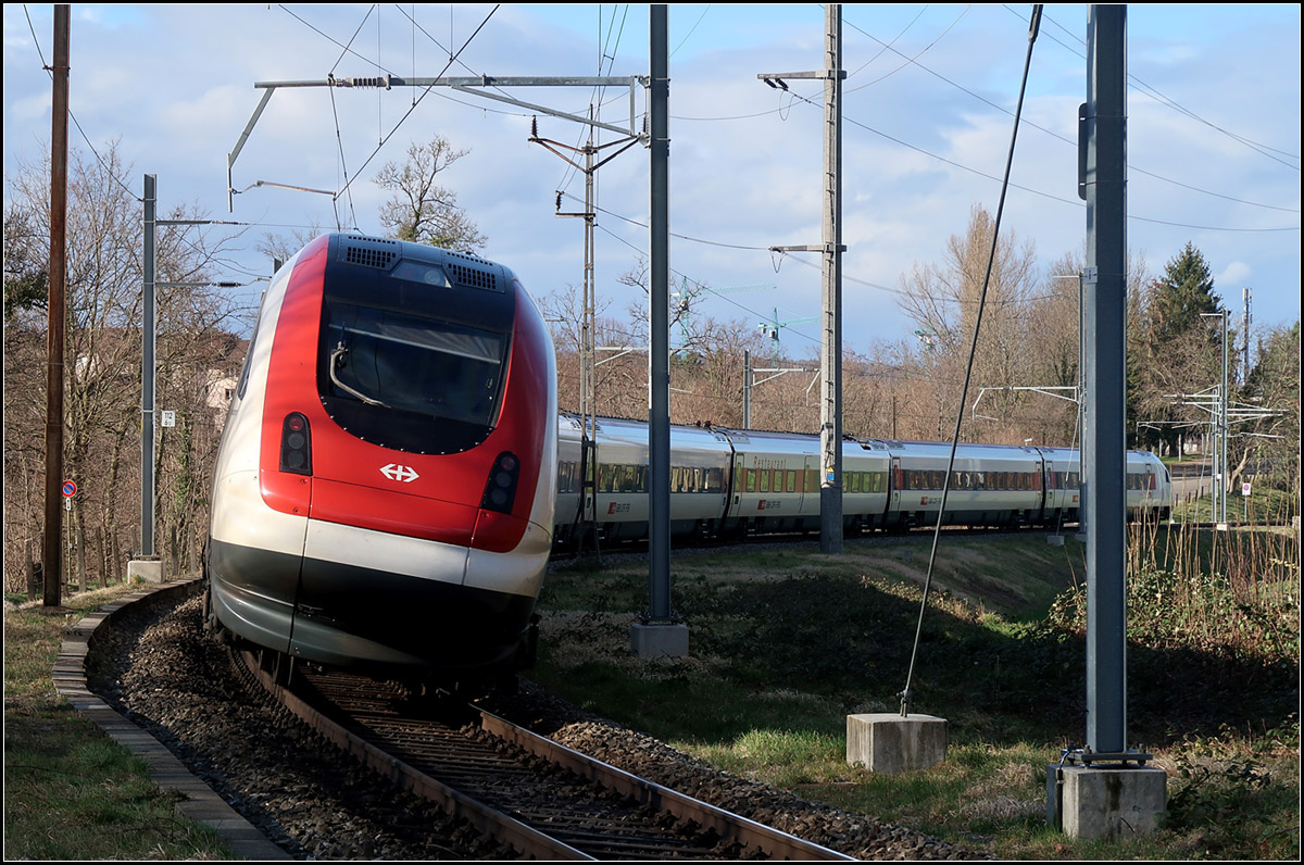 In die Kurve gelegt -

Der ICN auf der Jurabahn nach der Durchfahrt des Angensteiner Tunnels auf der Fahrt nach Basel SBB.

07.03.2019 (M)