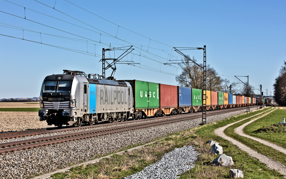 In Langenisarhofen fährt die 193 802-6 mit einem Containerzug vorüber.Bild vom 27.3.2017