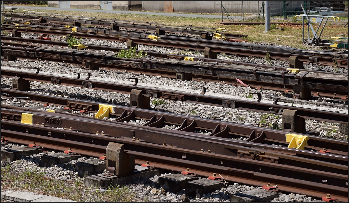 In Le Fayet ist Endstation für gleich drei Bahnen. 

Ein wenig wild schaut es bei der Mont-Blanc-Eisenbahn schon aus. Die Energieversorgung erfolgt über Stromschienen mit 850 V Gleichstrom. Als Besonderheit sind diese auf den meisten Streckenabschnitten freiliegend. So kann bei Schneebruch mit der Kettensäge mal schnell die Strecke wieder von Bäumen befreit werden und dann gleich weitergefahren werden. Hier im Bahnhof von Le Fayet, einem Ortsteil von Saint-Gervais, sind allerdings nur die meisten Abdeckungen verrottet. Offensichtlich ist man da in Frankreich weitgehend schmerzfrei... Juli 2017.