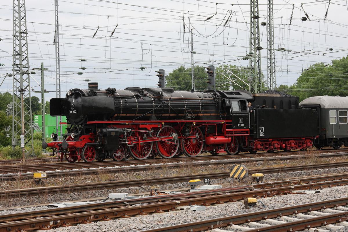 In der leicht abfallenden Einfahrt des HBF Heilbronn aus Richtung Neckarsulm konnte am 30.5.2014 der Lokführer den Regler schließen. 01202 rollte mit ihrem Sonderzug aus Neustadt auch
so an den Bahnsteig.