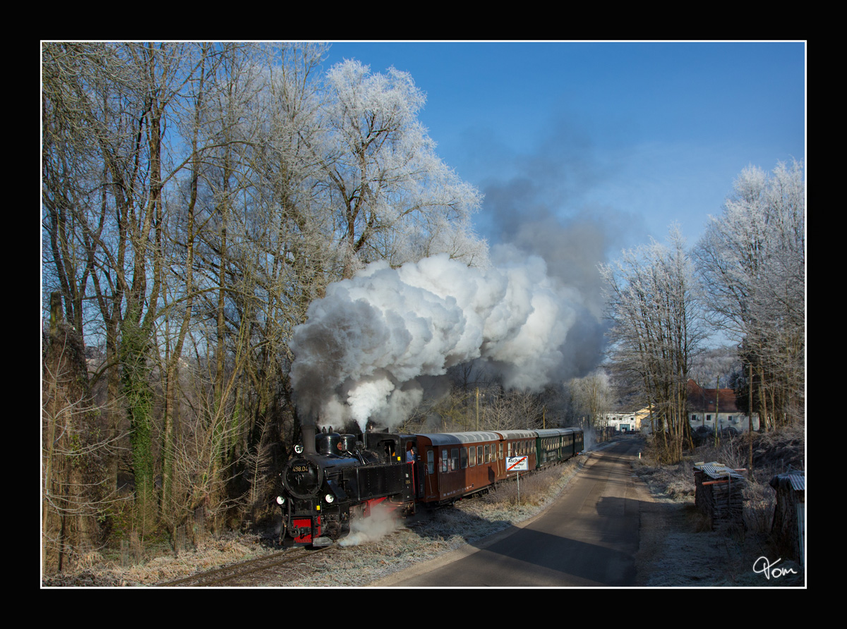 In Letten zeigt uns die 498.04 eine grandiose Ausfahrt mit einem Adventzug von Steyr nach Grünburg.
4.12.2016