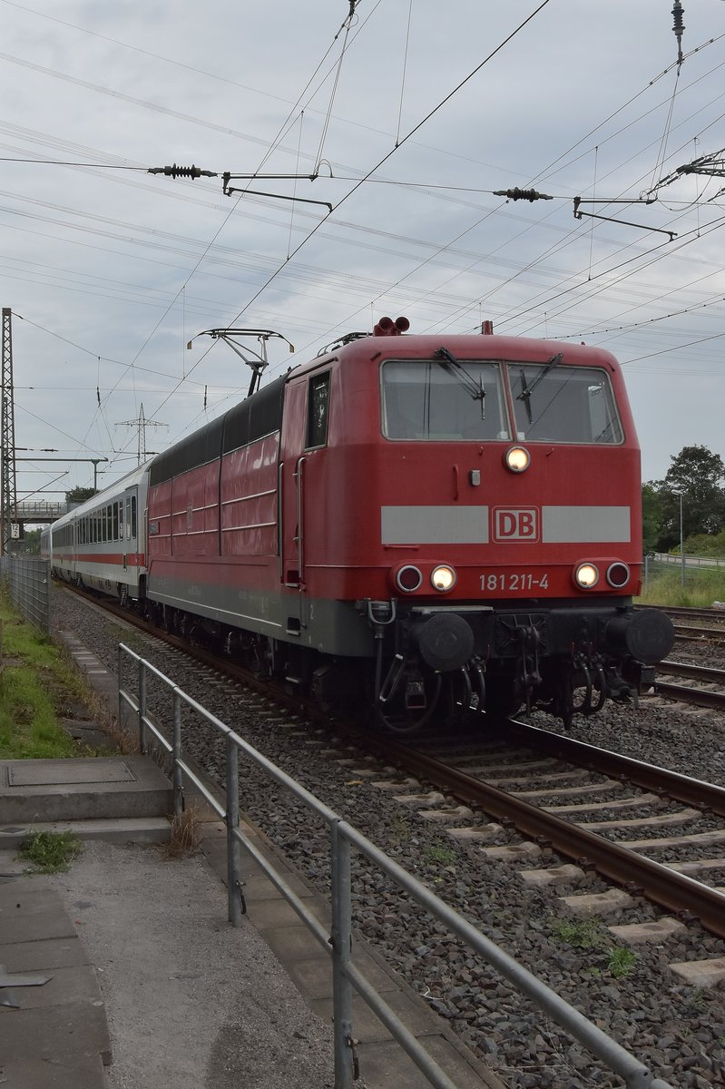 In Lintorf geriet mir am Abend des 5.8.2017 der PzB von Dortmund nach Düsseldorf vor die Linse als die Lorraine 181 211-4 beim ehemaligen Stellwerk Lintorf Lf passierte.