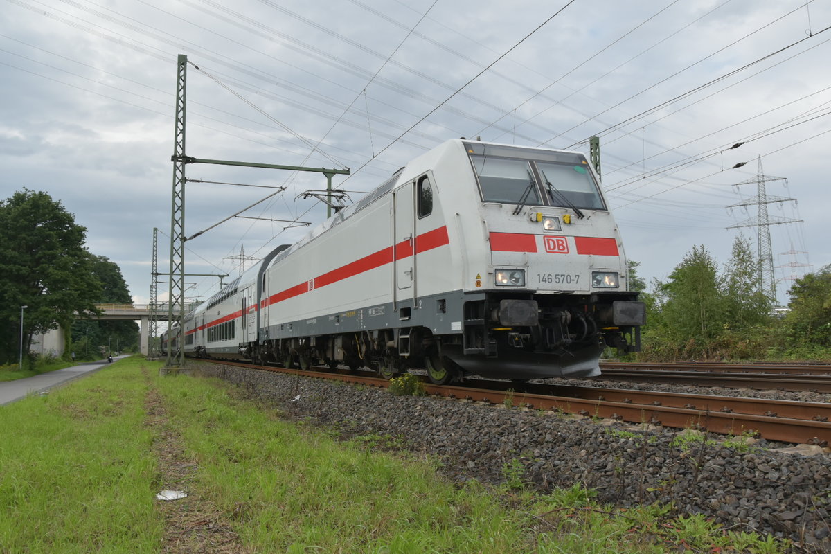 In Lintorf kommt die 146 570-7 mit einem leeren Dostock-IC gen Düsseldorf gefahren.  Samstag den 19.8.2017