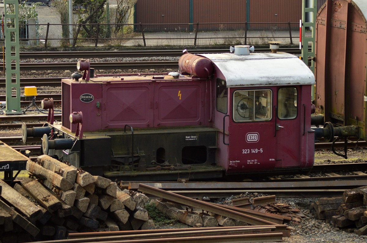 In Linz bei der Kasbachtalbahn steht diese Deutz Köf mit der Baunummer 57908 und der DB Nummer 323 149-5 in einer Reihe von alten Bahnfahrzeugen. 18.1.2015