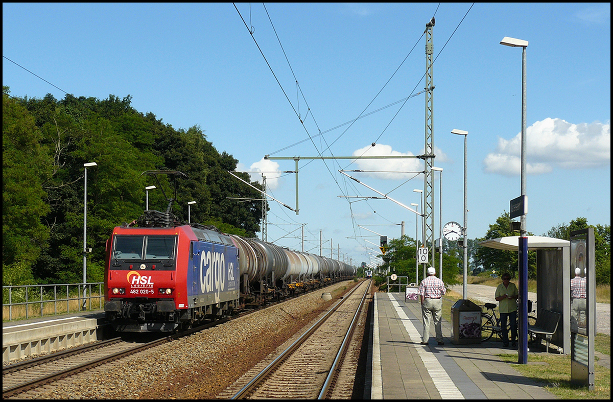 In Martensdorf finden regelmäßig Zugkreuzungen zwischen Nah- und Fernverkehr statt, aber auch Güterzüge müssen sich hier gerne mal dem Personenverkehr unterordnen. 

Am 04.07.2008 hatte es einen Kesselzug von Stendell nach Rostock-Seehafen erwischt, der ganz untypisch schon zur Kreuzung mit der UBB im Bahnhof wartete. Und weil er so flott unterwegs war, gab es noch eine Kreuzung gratis oben drauf. 

Ein UBB-646er entschwindet gerade mit Ziel Stralsund, während sich ein Pärchen im besten Alter und 482 020 mit ihrem Zug noch gedulden müssen beim Warten auf einen FLIRT.