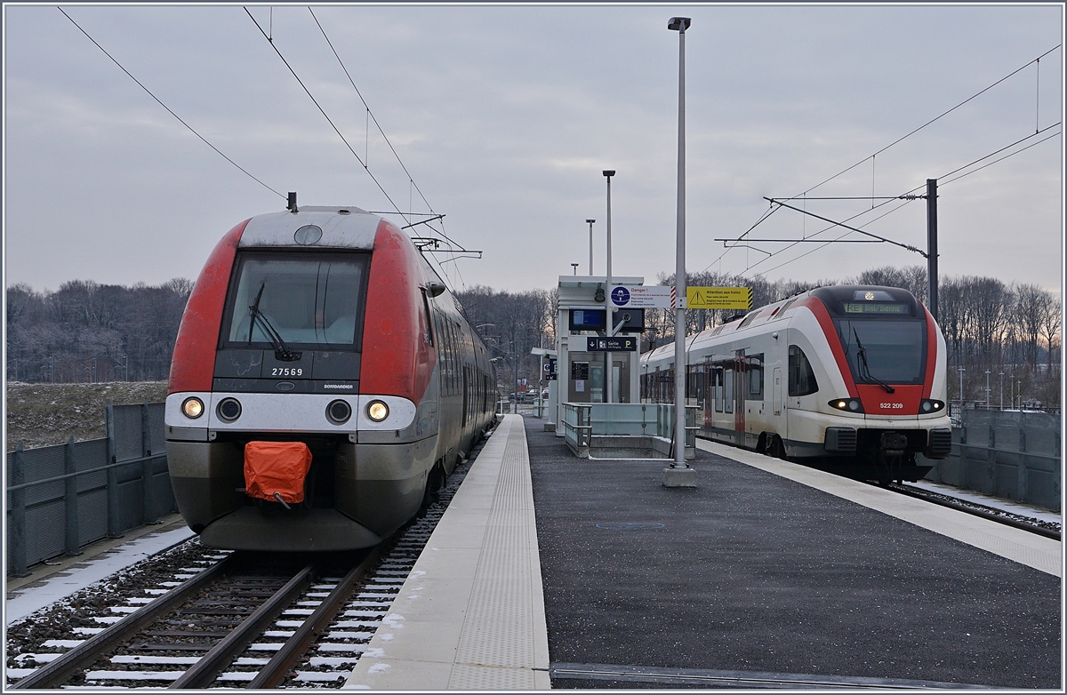 In Meroux TGV vermitteln seit dem 9.12.2018 SNCF TER von und nach Belfort und RE von und nach Biel/Bienne Anschluss am selben Bahnsteig, aber auch zu zahlreichen TGV Destination im unmittelbar darunter gelegenen Bahnhof Belfort Montbéliard TGV. 
Ersten Einschätzungen zufolge scheint jedoch das Fahrgastaufkommen noch weit unter den Erwartungen zu liegen.

SNCF Z 27569 als TER 89054 nach Belfort und der SBB RABe 522 209 als RE 18173 nach Biel/Bienne warten in Meroux auf die unmittelbar bevorstehende Abfahrt.


11. Jan. 2019