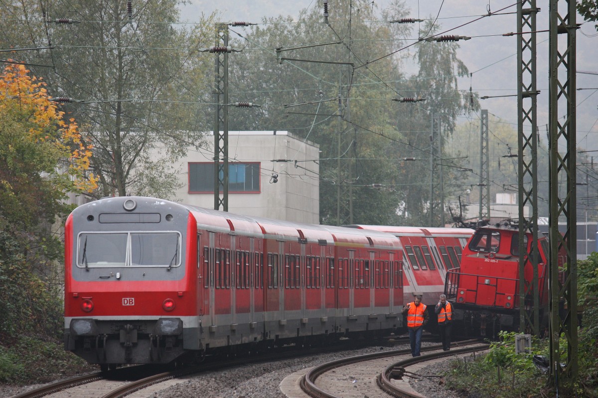 In der Nacht vom 15.10.13 auf den 16.10.13 kollidierte 143 241 mit ihrer S6 nach Köln-Nippes im Bahnhof Essen-Werden mit Locon 262 005(214 005) und einem Bauwagen.
Die S6 fuhr wegen den Bauarbeiten auf dem Gegengleis aus dem Bahnhof Essen-Werden aus und sollte hinter dem Bahnhof wieder auf das Regelgleis geleitet werden. Allerdings stand auf der Weiche noch Locon 262 005 (214 005) mit einem Res Wagen und war mit Arbeiten am Oberbau zu gange,sodass es zur Kollision kam.Die 143 der erste Wagen , sowie die 214 und der Res Wagen entgleisten dabei.