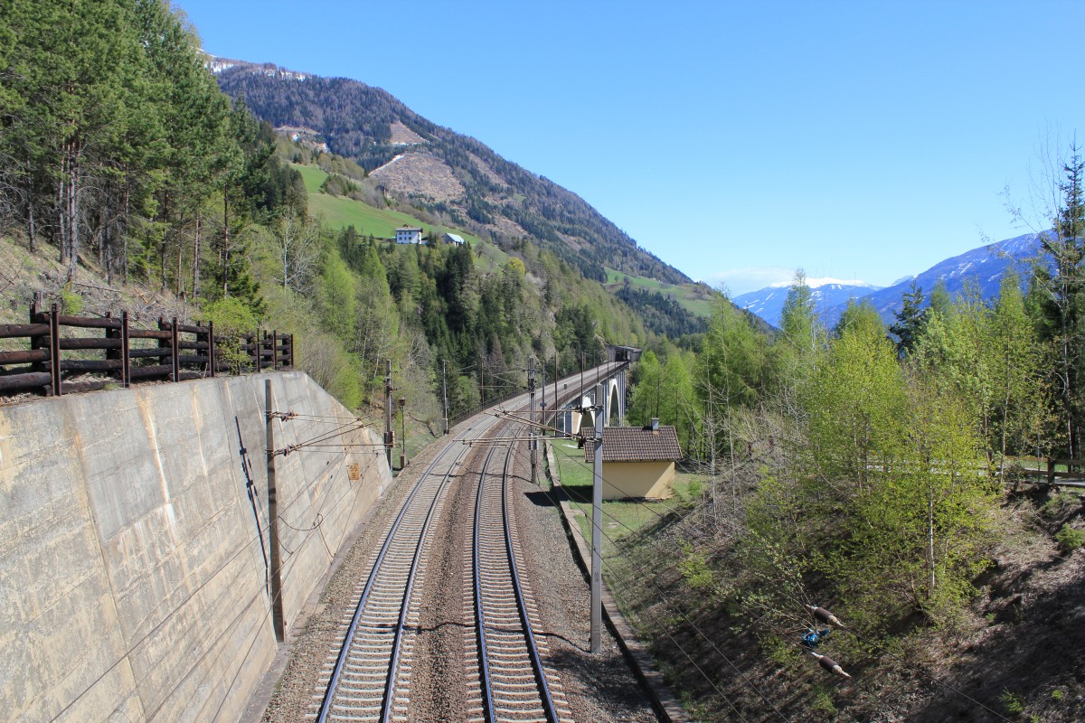 In der Nähe der Haltestelle Oberfalkenstein hat man einen Blick auf die fast 400 Meter lange Falkensteinbrücke und der Lawinenschutzgalerie Oberfalkenstein weiter im Hintergrund, April 2014