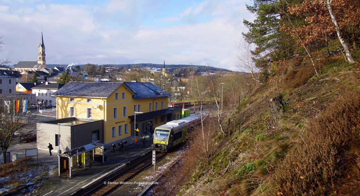 In Naila hält immer noch ein Zug, seit 2011 fährt hier Agilis mit den 650er Triebwagen. Der Bahnhof gehört seit einigen Jahren der Stadt und wurde allerbestens restauriert, inklusive Bike-Station, Übernachtungsmöglichkeit und Erhalt des historischen Stellwerks. Die Güterhalle musste leider abgerissen werden... Foto vom 29.12.2017.
Bilderdiebstahl ist kein Kavaliersdelikt und wird rechtlich verfolgt.