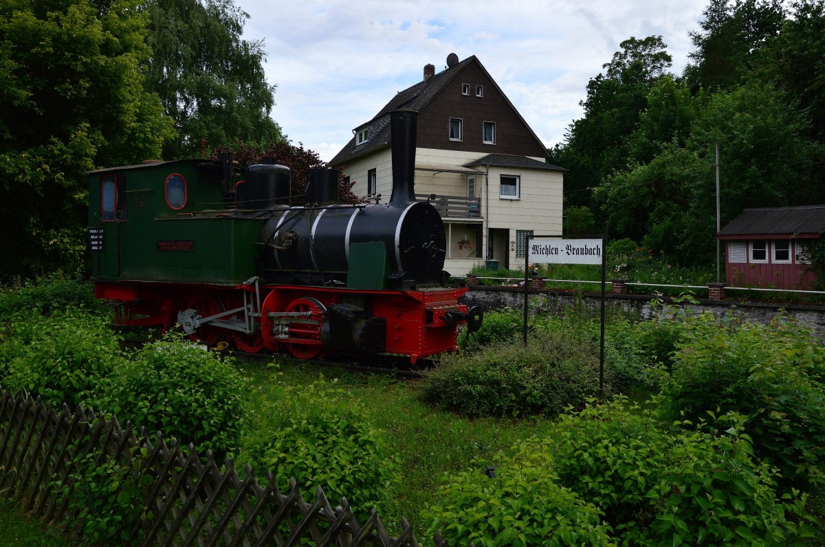 In Nasstätten steht die Dampflok Nr.16 der nassauischen Kleinbahn als Denkmal an der ehemaligen Meterspurstrecke nach St. Goarshausen. 21.6.2015