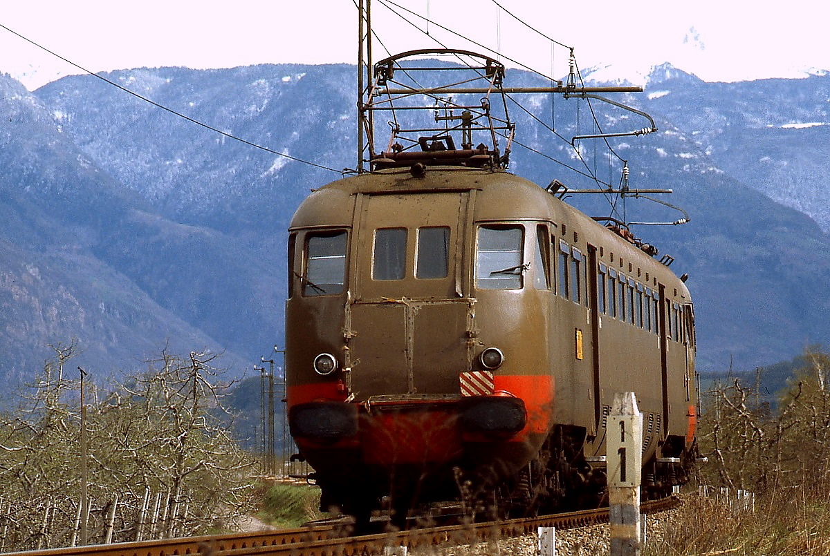 In den Obstgärten des Etschtales ist ein ALe 840 von Merano/Meran in Richtung Bolzano/Bozen unterwegs (März 1985)