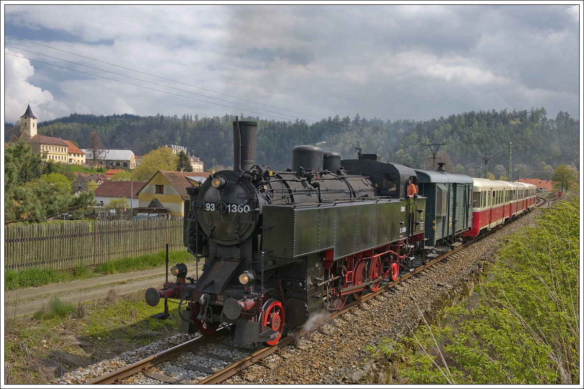 In der Ortschaft Kácov war unsere Fahrt mit 93.1360 (431.029) vorerst zu Ende. Wir machten in einer Brauerei Mittagspause und der Zug schob wieder in den Bahnhof Kácov zurück. (30.4.2017)