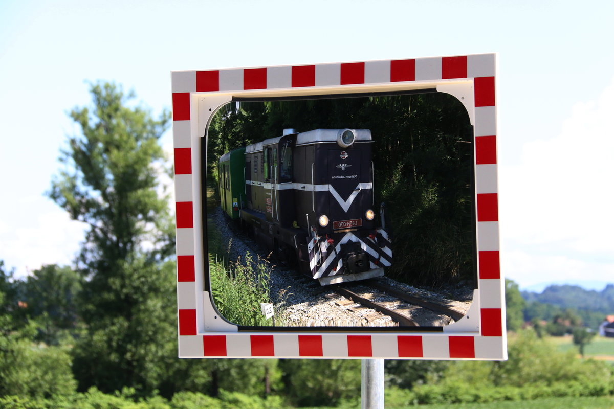 In Punkto Sicherheit hat man auf der Stainzer Lokalbahn im Letzten Jahr so einiges getan . Dazu gehört auch ein neuer Verkehrsspiegel an EK km 2,0 . L45 H 070 rollt daran vorbei am 18.06.2016
