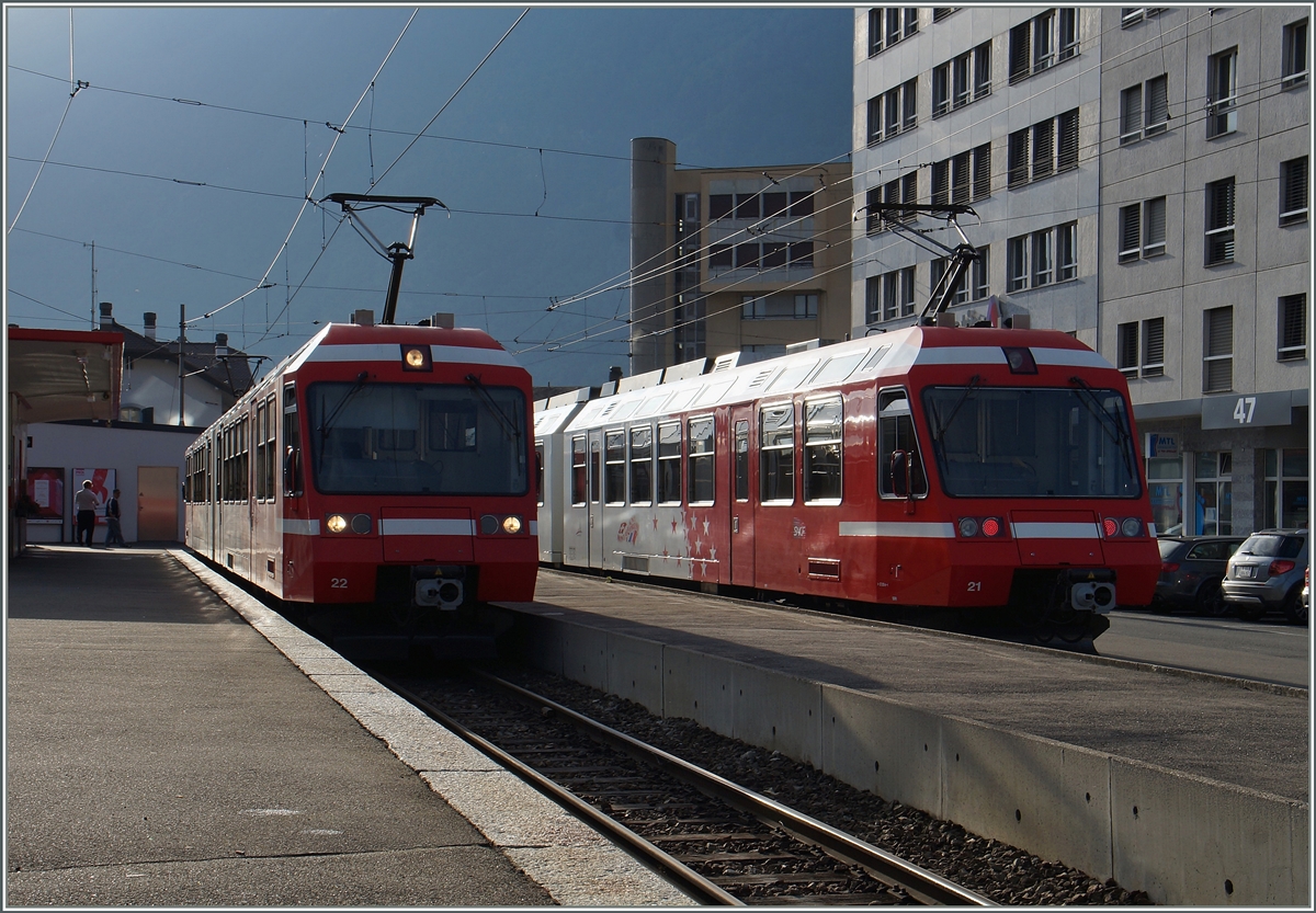 In der Regel übernimmt der aus Richtung Le Châtelard ankommende Triebwagen den Dienst für die Rückfahrt. Doch wenn wie heute der Fahrzeugumlauf eine Änderung erfährt kommt es zu der eher seltenen Situation,  dass in Martigny gleich beide Schmalspurgleise belegt sind.
Während der Beh 4/8 21 als Regionalzug 26245 in Martingy endet, wartet der Beh 4/8 22 auf die baldige Abfahrt nach Vallorcine. 
28. August 2015