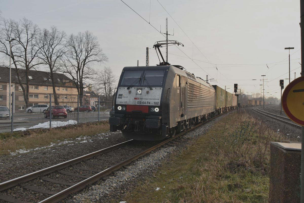 In Rheydt-Odenkirchen kommt die für SBB-Cargo fahrende 189 102 von MRCE mit einem Klv gen Rheydt Hbf gefahren. 3.3.2018