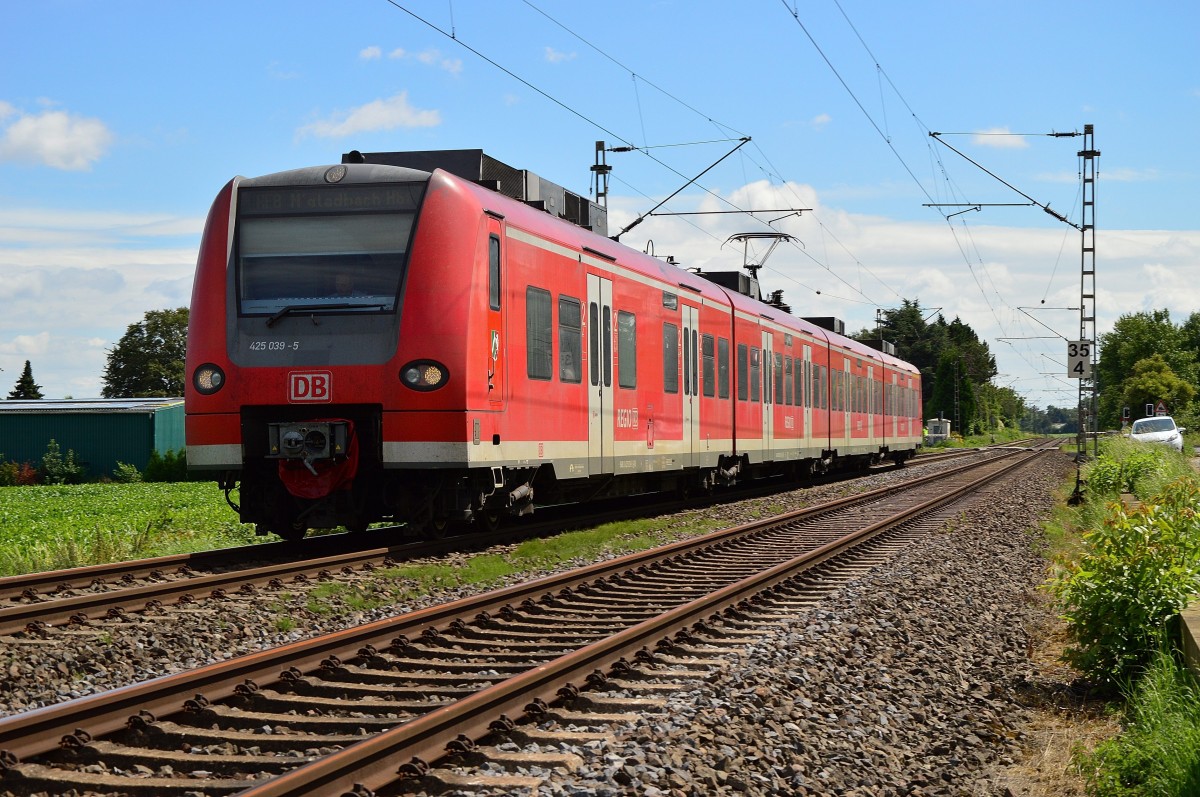 In Richtung Jüchen fahrend ist hier der  425 038-5 bei Gubberath als RE8 nach Mönchengladbach unterwegs am Sonntag den 6.7.2014
