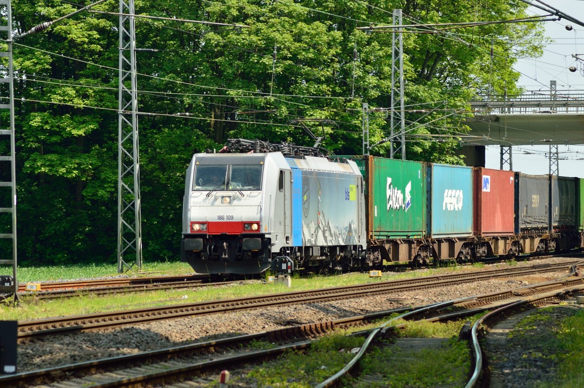 In Rommeskirchen kam am Sonntag den 18.5.2014 die 186 109 mit einem Kastelzug in Richtung Rheydt fahrend vorbei. 