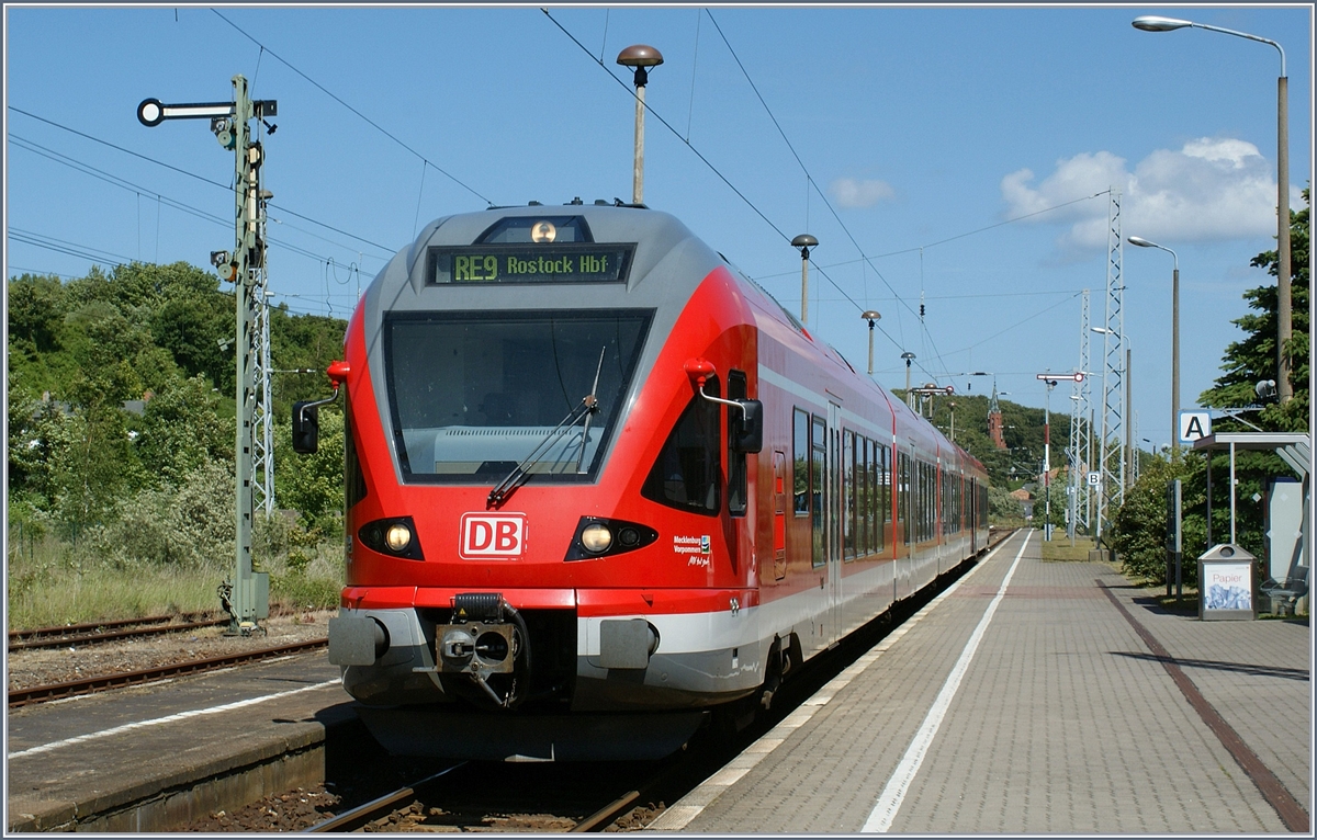 In Saßnitz wartet einer der damals bei der DB wenig zahlreich vorhanden Flirt-Triebzüge mit der Baureihen-Bezeichnung 429 auf die Abfahrt nach Rostock.
18. Juni 2009