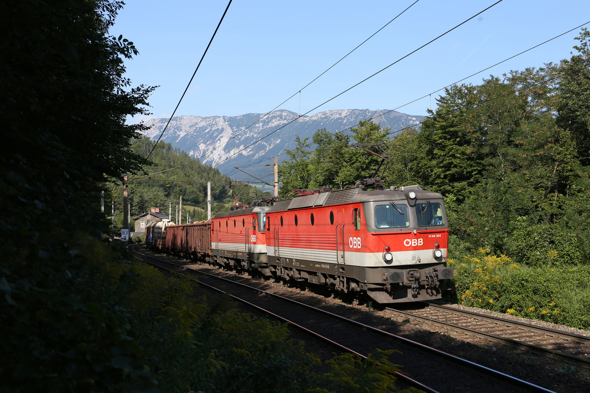 In schon frühherbstlicher Stimmung fahren 1144.124+067 mit G-54627 zwischen Payerbach und Küb am 9.9.17