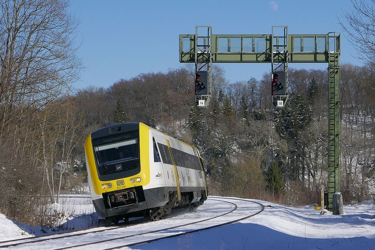 In Schrglage -  Am ehemaligen Stellwerk von Inzigkofen wurde der von Aulendorf kommende 612 518 fotografiert, der am 25.02.2018 als RE 3260 nach Stuttgart fhrt.