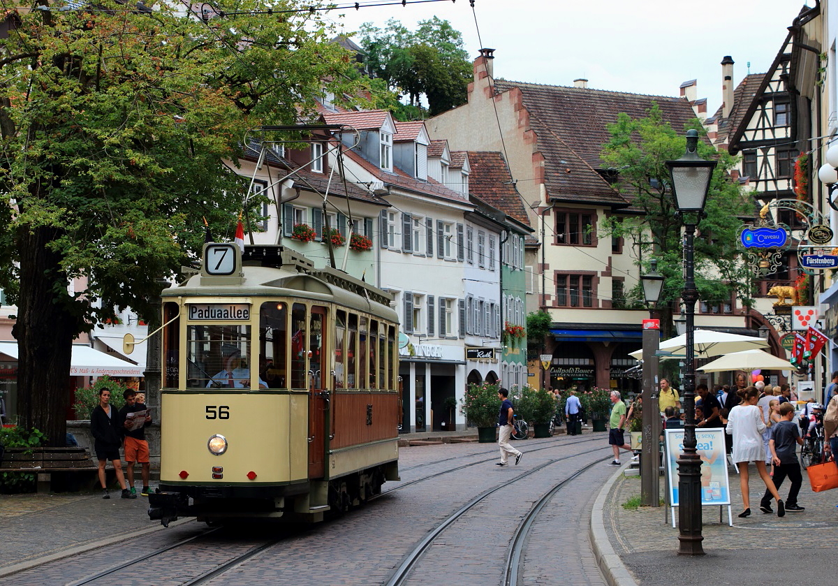 In den Sommermonaten betreiben die Freunde der Freiburger Straßenbahn e. V. zwischen der Paduaallee und der Stadthalle die Oldtimerlinie 7. Am 01.08.2015 durchfährt Tw 56 die Freiburger Innenstadt.
