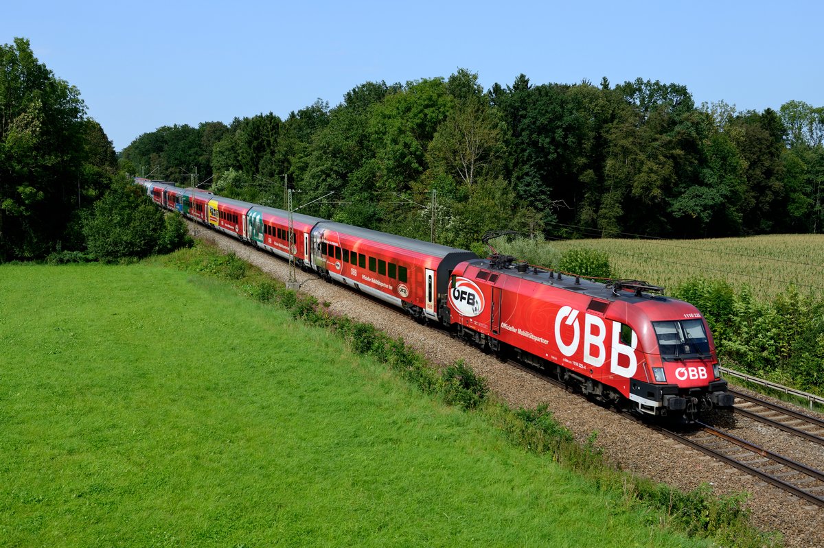 In den Sommermonaten verkehrt samstags der RJ 1287 von München HBF über die Arlbergstrecke nach Feldkirch. Interessant dabei ist, dass die Garnitur im Gegensatz zu allen anderen RailJets auf der KBS 950 in südlicher Fahrtrichtung Lok voraus verkehrt. Auch besteht die Chance, dass dabei ein Zug mit Komplett-Werbung zum Einsatz kommt. So z.B. am 26. August 2017, als ich 1116.225 mit dem ÖFB-RailJet bei Gutmart fotografieren konnte.