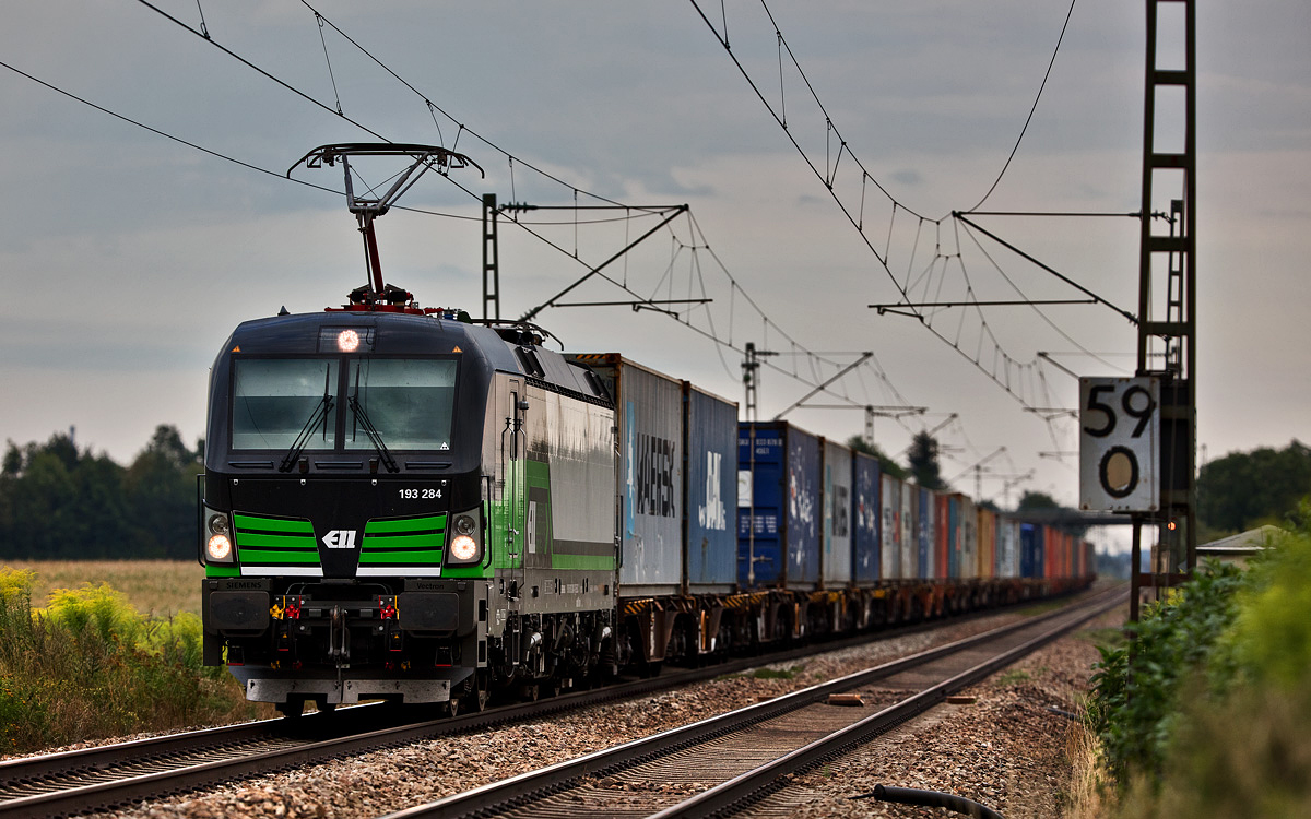 In den späteren Abendstunden zieht die 193 284 einen Containerzug in Stephansposching vorüber.Bild 8.8.2017