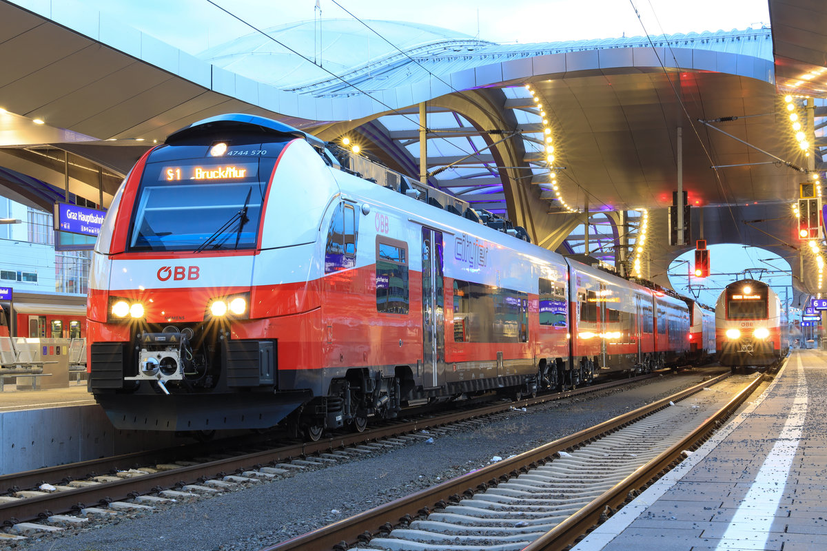 In den Startlöchern warten die beiden Triebwagen in Graz Hauptbahnhof. 
10.1.2019