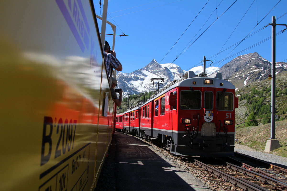In der Station Bernina Suot trifft unser R1621 auf den R1636 (Tirano - St.Moritz), welcher von den Triebwagen ABe 4/4 III 51  Poschiavo  und 53  Tirano  gezogen wird.

Bernina Suot, 13. Juni 2017