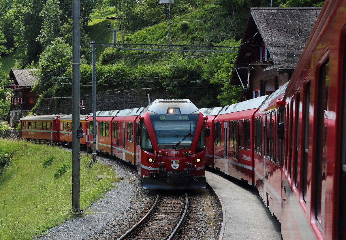 In der Station Lüen-Castiel treffen sich unser R1448 (Arosa - Chur) und R1449 mit ABe 8/12 3509  Placidus Spescha  als Zugpferd.

Lüen-Castiel, 12. Juni 2017