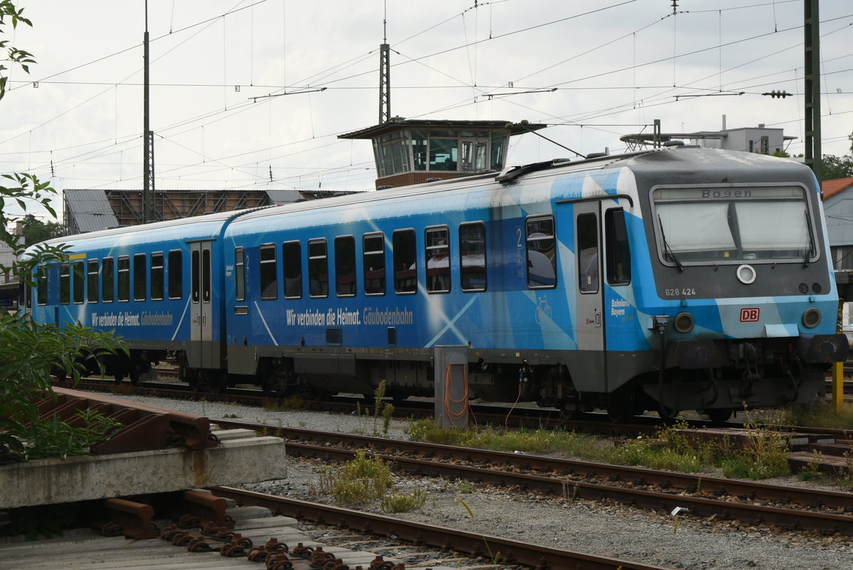 In Straubing steht am Donnerstag den 30.8.2018 in der Abstellung der Triebwagen 628 424 auf dessen Zielanzeiger Bogen zu lesen ist.