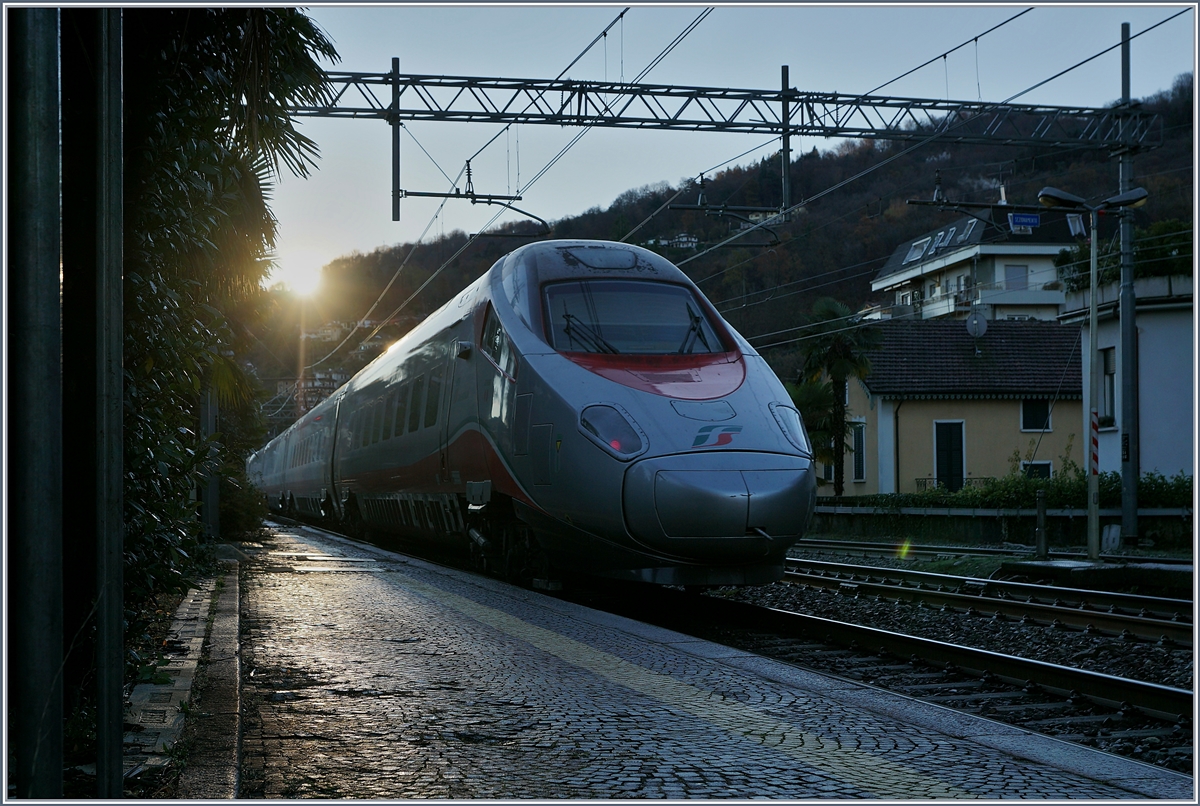 In Stresa geht die Sonne auf...
… und der FS ETR 610 004 fährt als EC 35 nach Milano weiter.
4. Dez. 2018