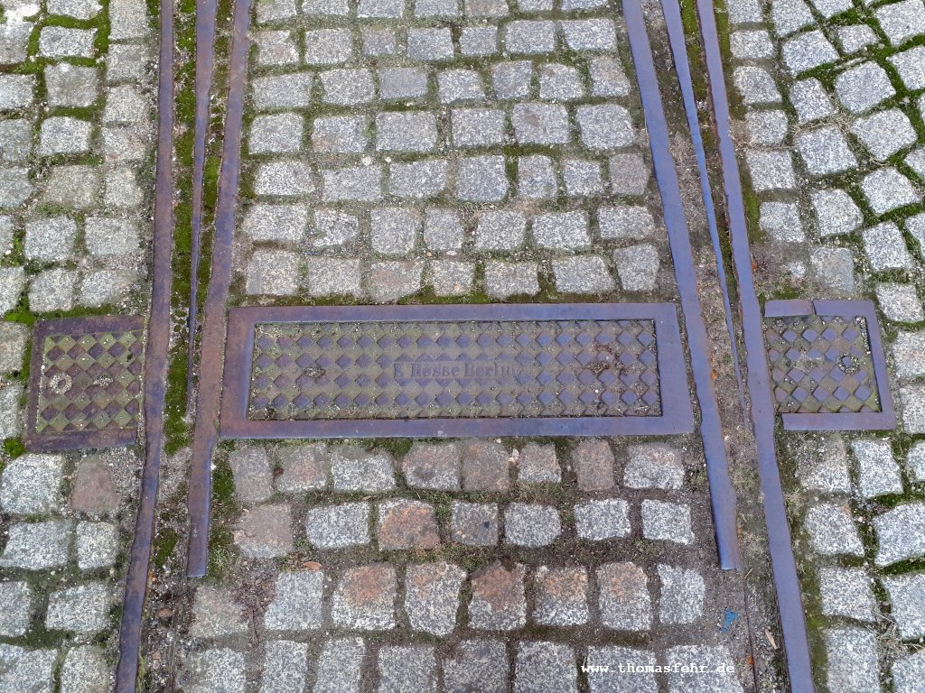 In der Talstr. 90 in Meissen bei Dresden befinden sich noch Gleisreste der 1967 stillgelegten Straßenbahn